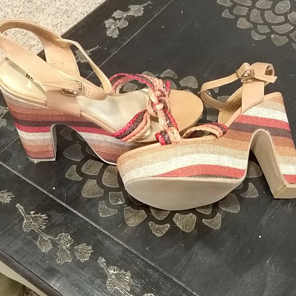 Madden Girl 70's Platforms - Picture 4 of 7